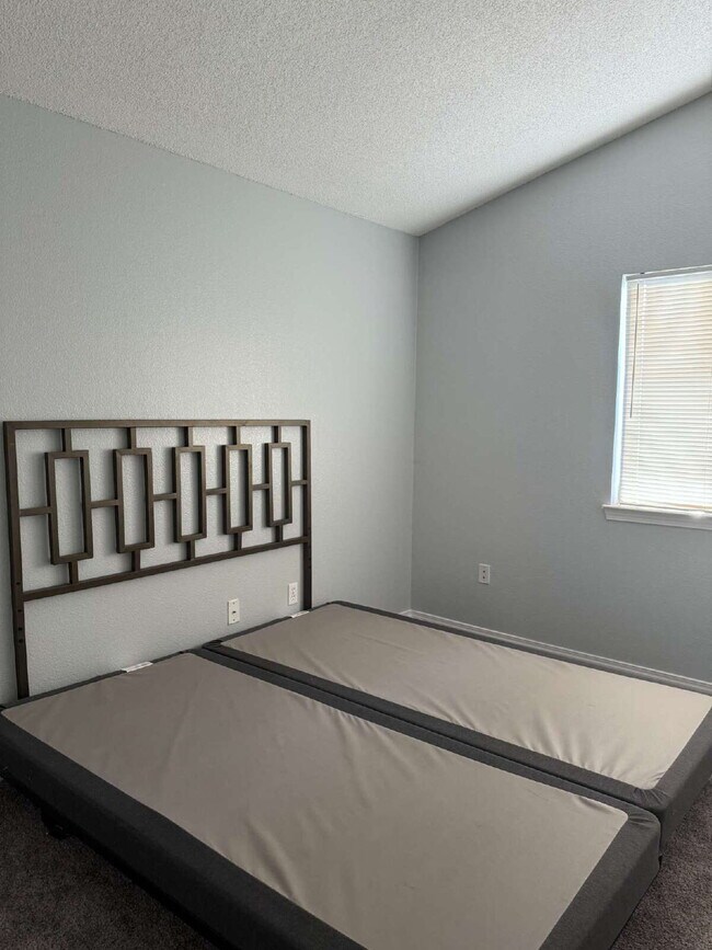 Building Photo - "Charming 3-Bed Oasis with Granite Touches & Cozy Fireplace in El Paso!"