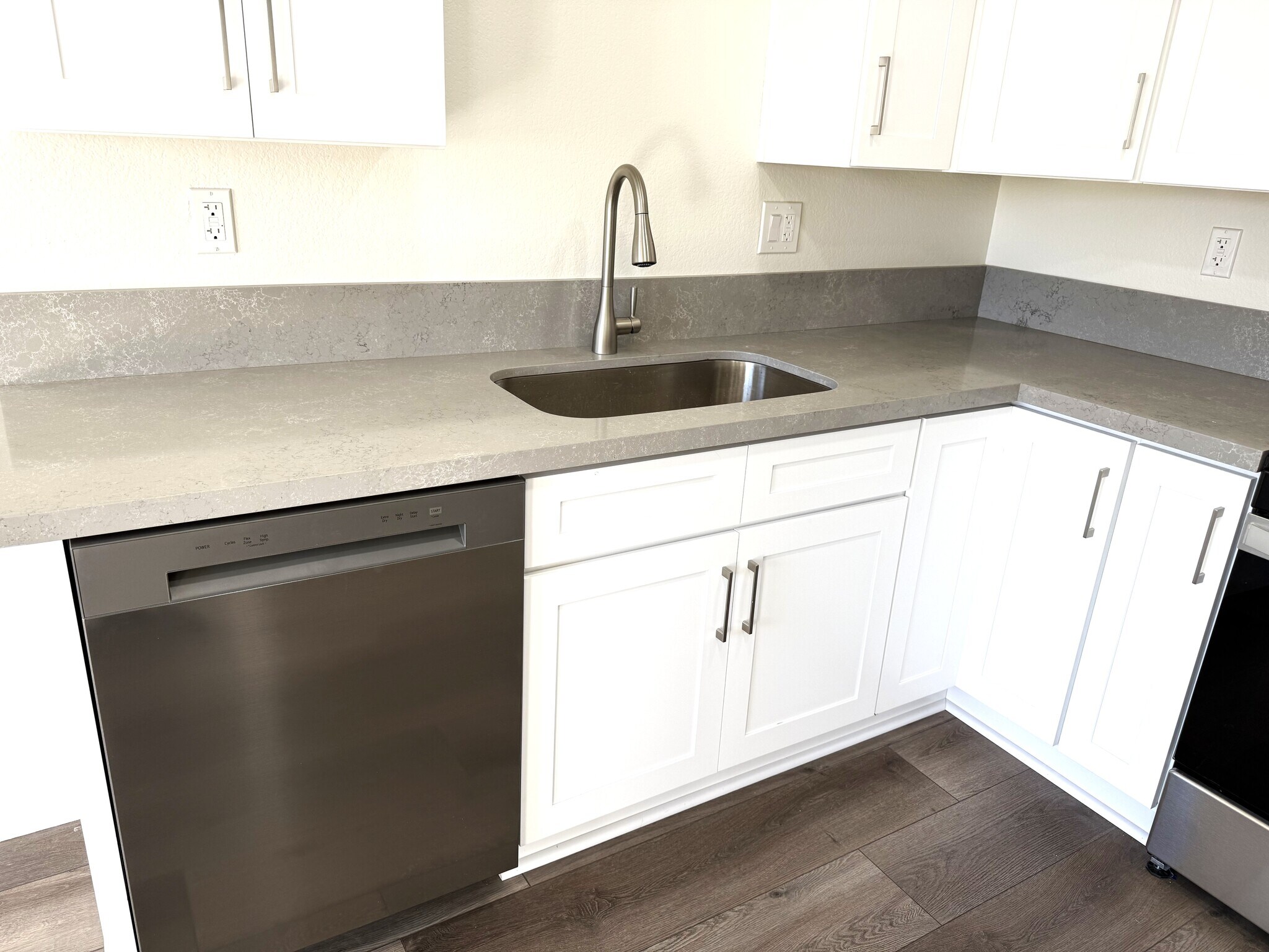 Building Photo - 10636 Chestnut St