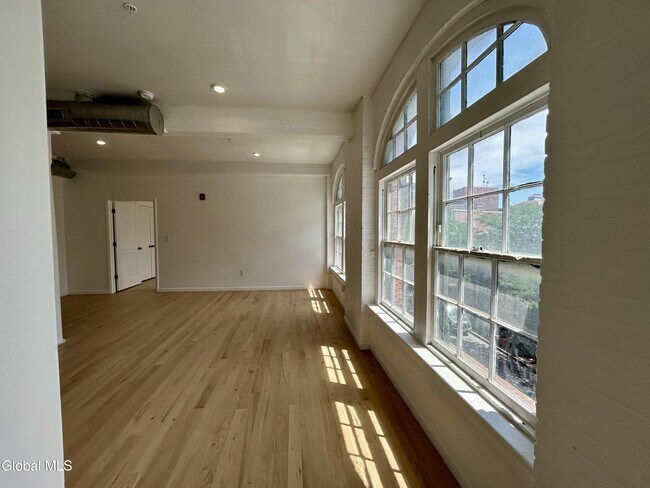 Building Photo - 155 River St