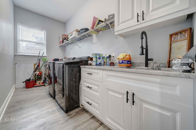 Building Photo - "Charming 3-Bedroom Oasis with 2 Baths and...