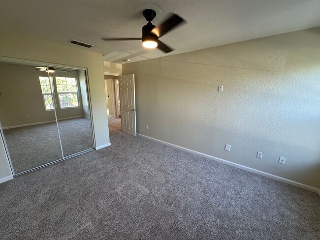 Building Photo - Beautiful 4 Bedroom, 2.5 Bath Tracy Home /...