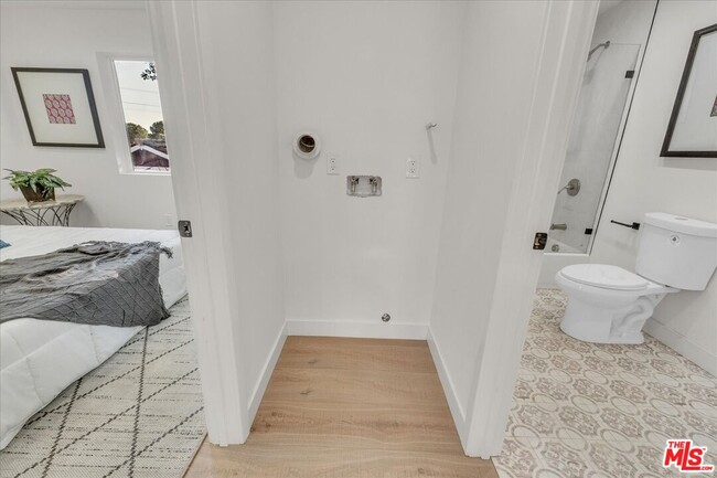 Building Photo - 10349 Hillhaven Ave