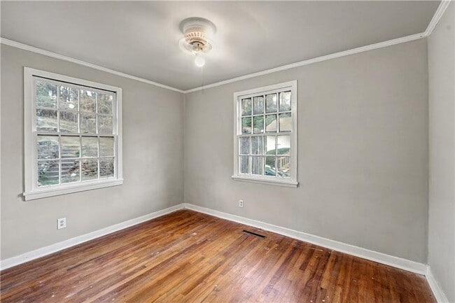 Building Photo - 2008 Shalimar Dr NE