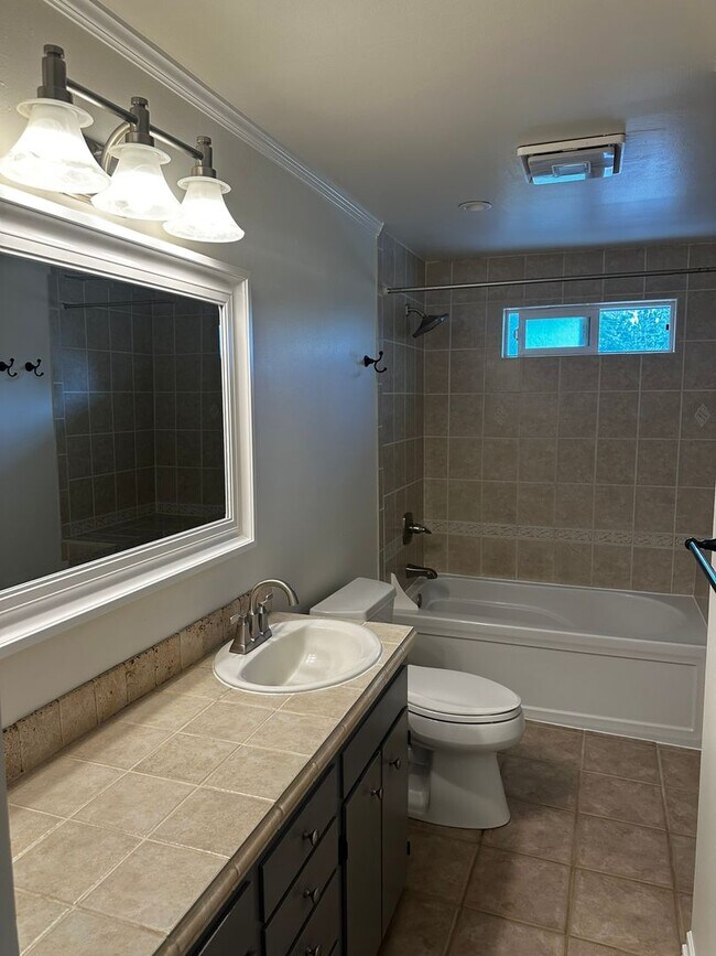 Building Photo - 3Bd/1.5Ba Renton House