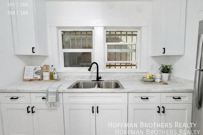 Building Photo - 5319 S Hoover St