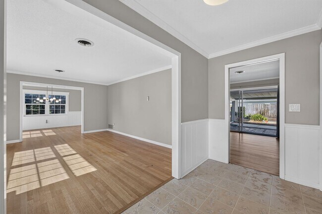 Building Photo - 677 Selkirk Dr