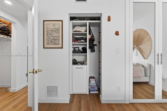 Building Photo - 8600 Byron Ave