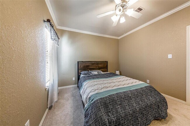 Building Photo - 2938 Royal Oaks Crest