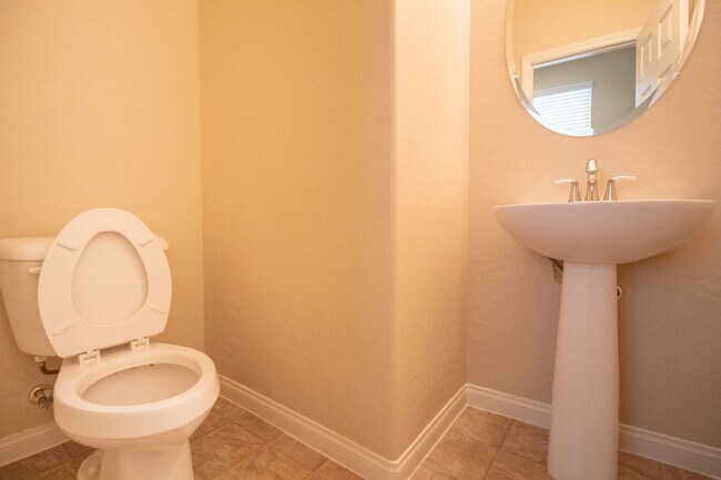 Building Photo - GUARD GATED 3 BD 2.5 BTH HOME IN HENDERSON