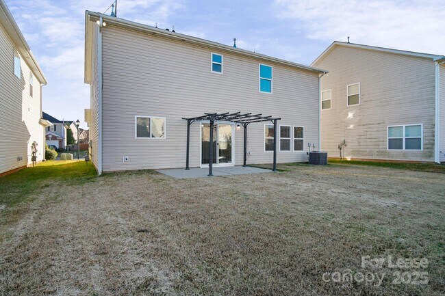 Building Photo - 6223 Woodland Commons Dr