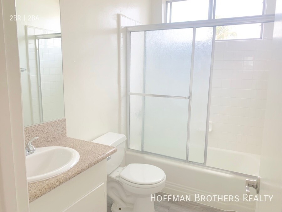 Building Photo - 1642 Barry Ave