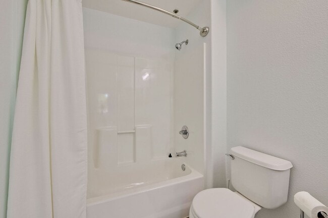 Building Photo - Excellent 2 Bed 2 Bath Condo - Completely Remodeled!