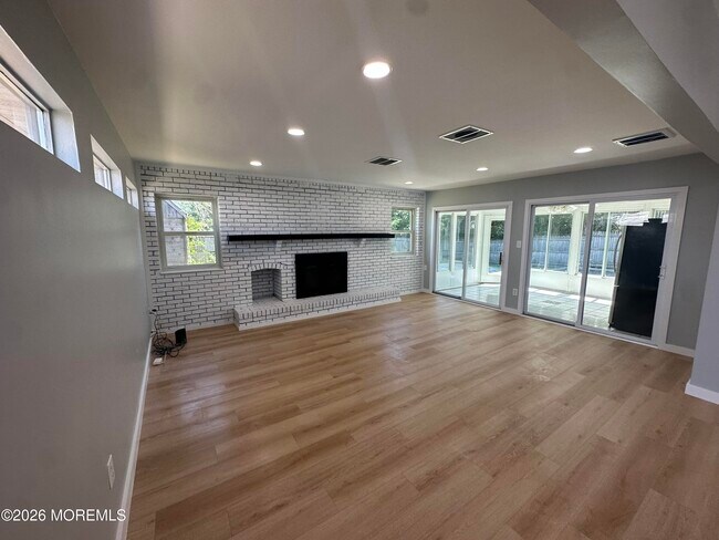 Building Photo - 10 James Hollow Dr