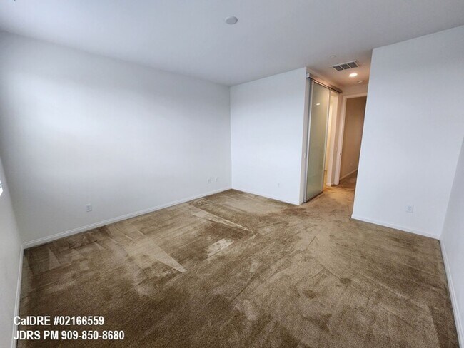 Building Photo - Azusa 2 bedroom Townhome