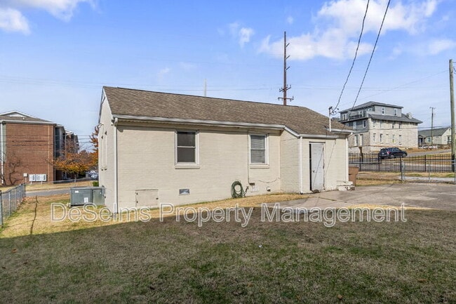 Building Photo - 802 Ramsey St