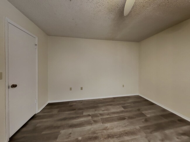 Building Photo - 623 Dory Ln