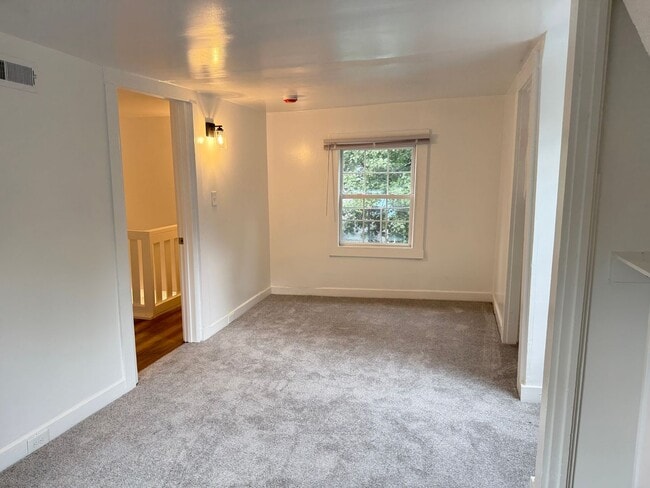 Building Photo - Newly Renovated 3 Bedroom 1.5 Bathroom Hom...