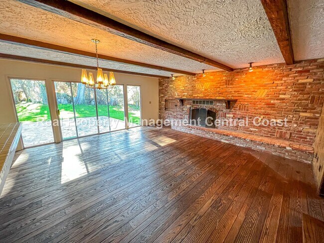 Building Photo - AVAILABLE OCTOBER - Large 4 Bedroom / 3 Ba...