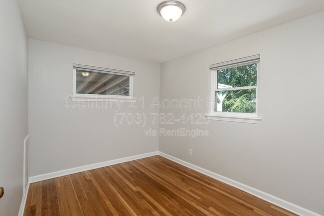 Building Photo - 3233 Holly Hill Dr