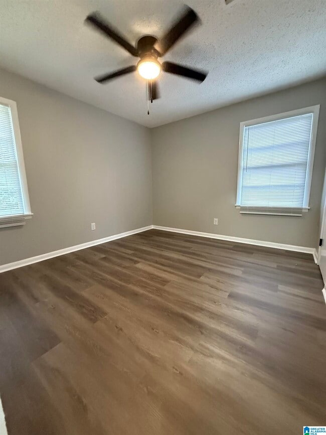 Building Photo - 205 Lake Dr Cir NE