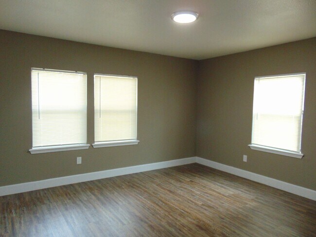 Building Photo - PRE-LEASE NOW! AVAILABLE 6/13/25-2605 33rd...