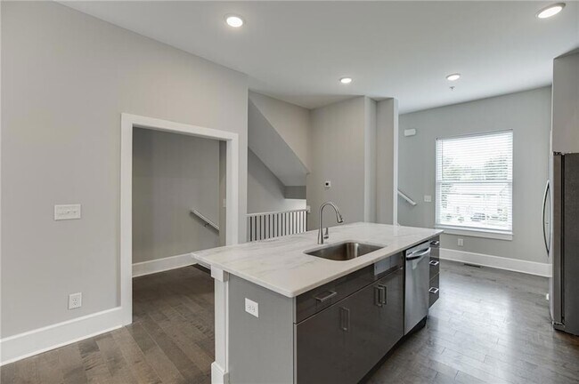 Building Photo - 456 Parkway Dr NE