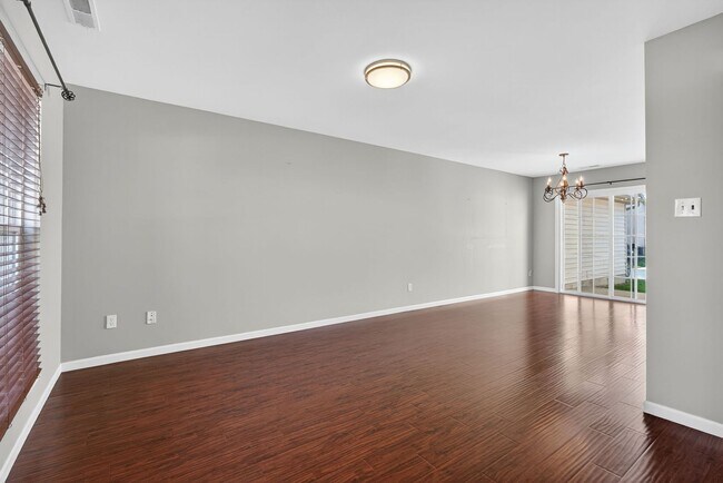 Building Photo - Spacious 3BR Townhome Across From Neighbor...