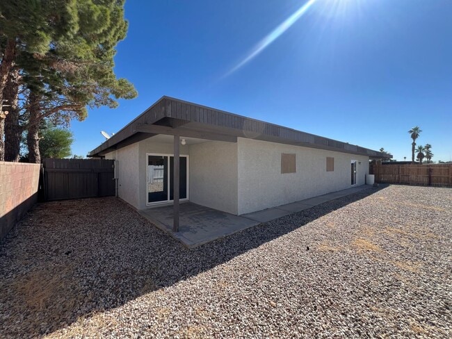 Building Photo - REMODELED 3 BEDROOM IN TOWN!