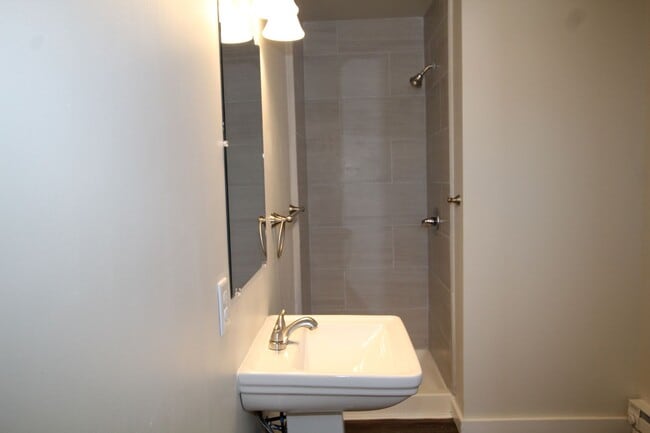 Building Photo - Beautifully remodeled and completed 1 bedroom apartment.  FREE MONTH OF RENT!*