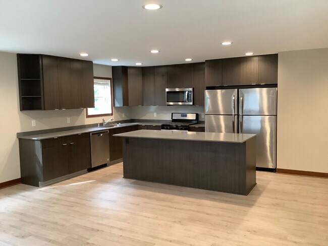 Primary Photo - 1078 18th Ave SE