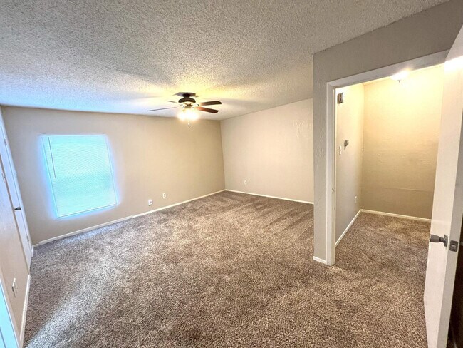 Building Photo - 8633 Knoxville Dr