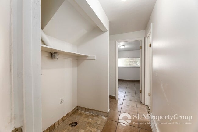 Building Photo - Updated Duplex In Great West Valley Area
