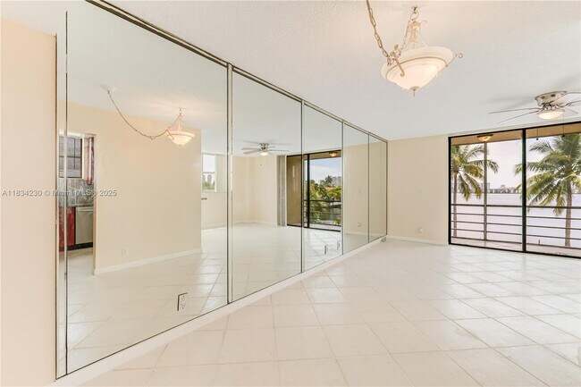 Building Photo - 2821 N Miami Beach Blvd