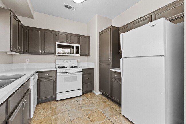 Building Photo - Gorgeous 2 Bedroom Townhome with attached ...