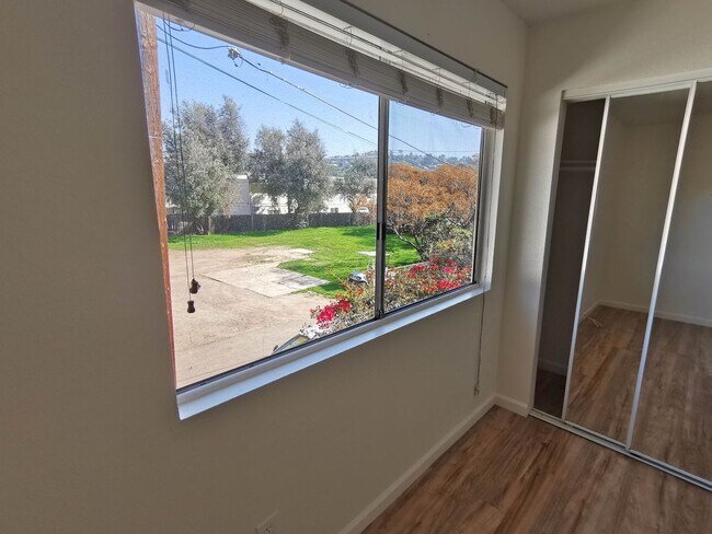 Building Photo - Beautiful 2 Bed / 1.5 Bath Two-Story Condo in Spring Valley