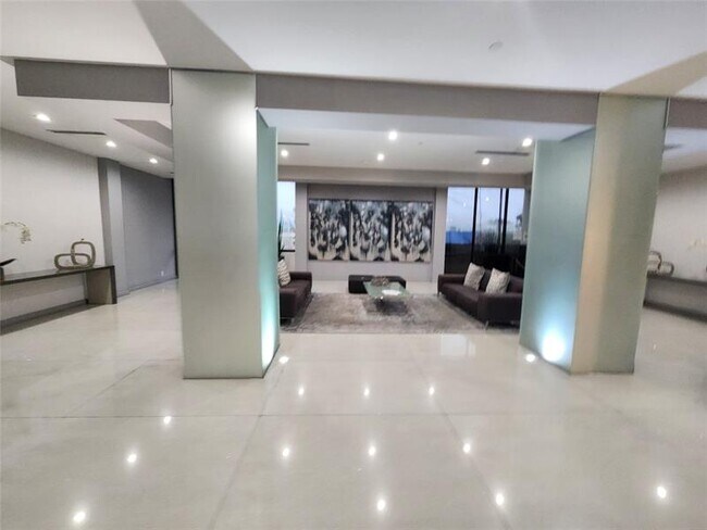 Building Photo - 20379 W Country Club Dr
