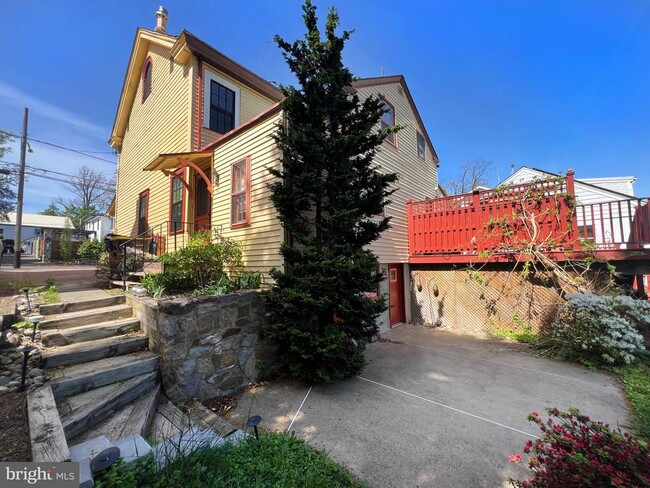 Building Photo - 138 E Oakland Ave