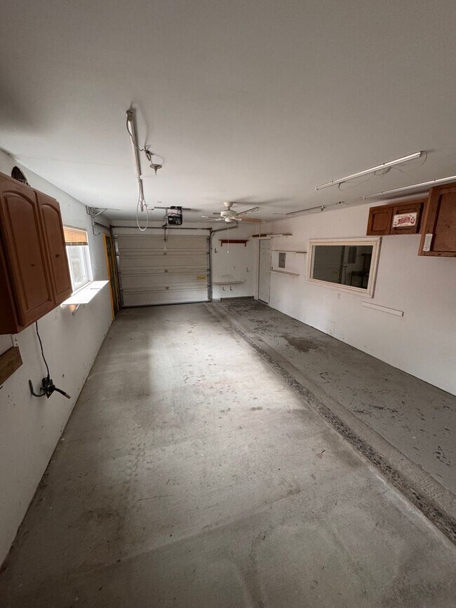 Building Photo - 10604 NE 47th St