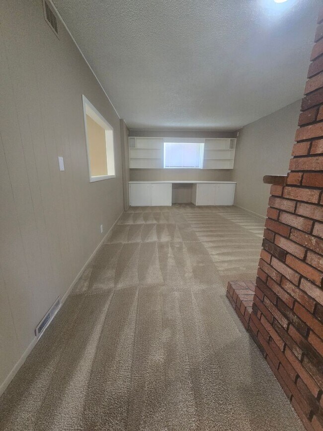 Building Photo - Rural 3 Bedroom Home in Fort Collins with Attached Garage and HUGE Yard Now Available! NO HOA!