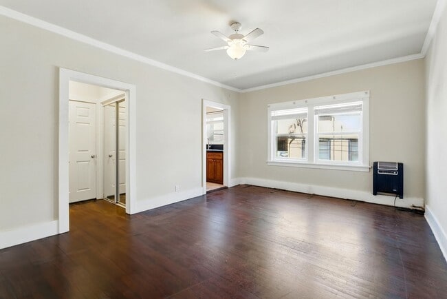 Building Photo - Remodeled Condo blocks form Beach & Downto...