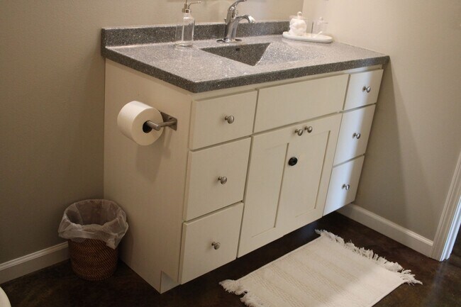 Building Photo - 2 bed, 1 bath Apartment