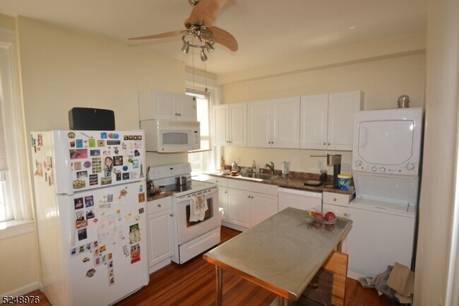 Building Photo - 598 Valley Rd