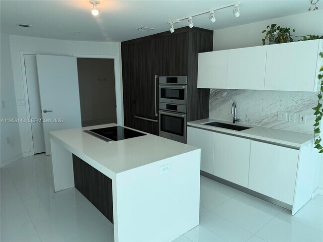 Building Photo - 851 NE 1st Ave