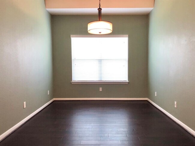 Building Photo - 130 Middle Creek Dr