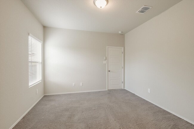 Building Photo - Well-Maintained Home with Modern Conveniences