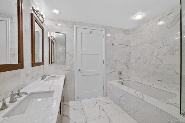 Building Photo - 5 Renaissance Square