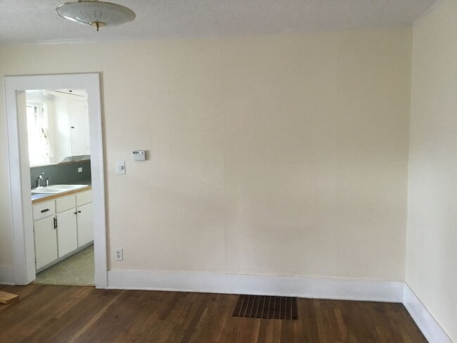 Building Photo - Overlook Charmer