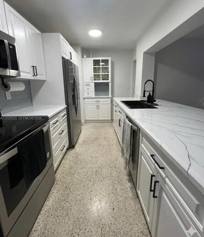 Building Photo - 5450 SW 55th Ave
