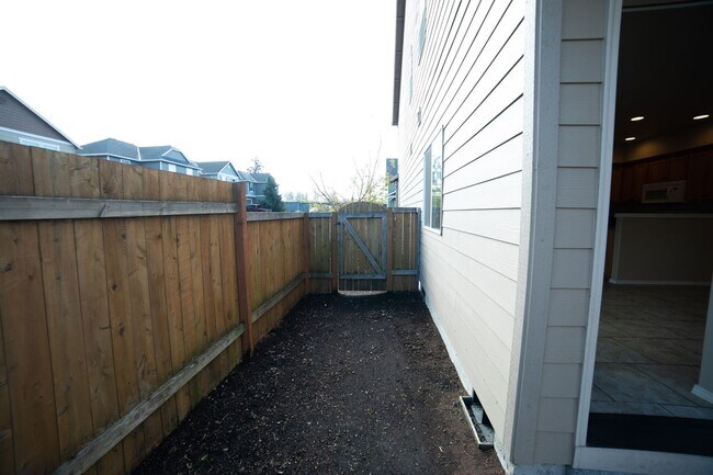 Building Photo - Newer Construction Townhome in Canby