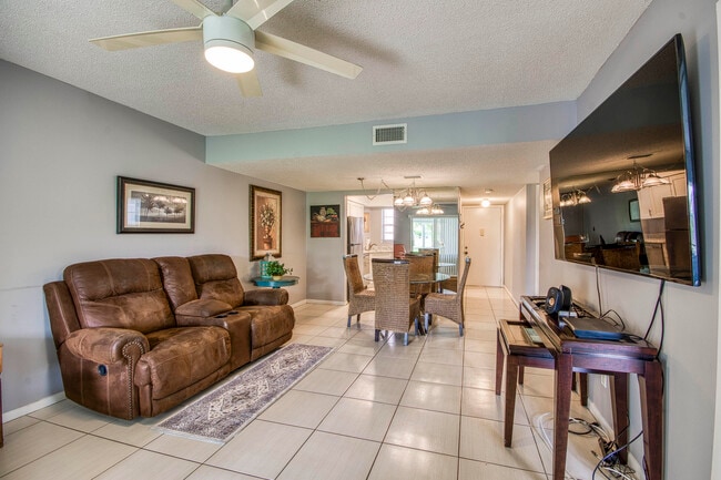 Building Photo - 18081 SE Country Club Dr